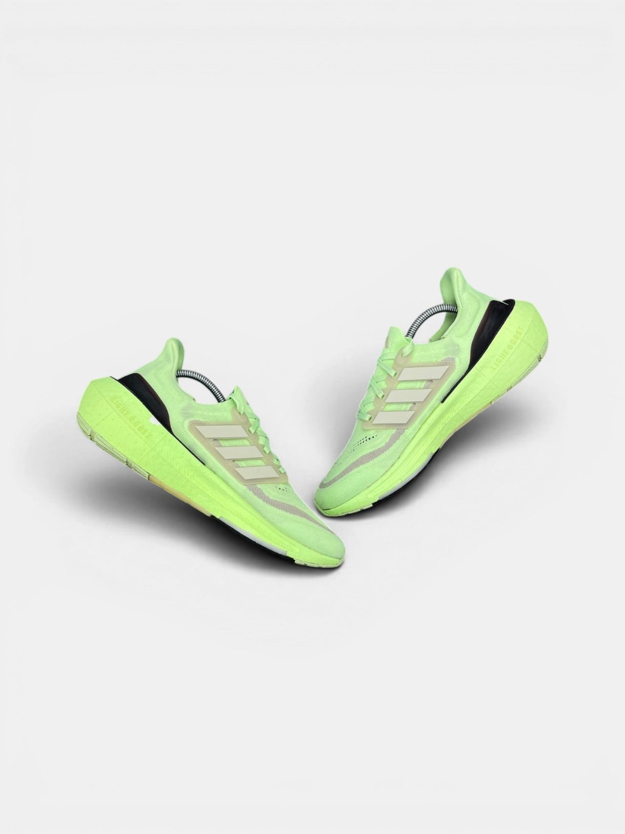 Adidas Ultraboost Light Low Green Spark — buty sportowe męskie w bardzo dobrym stanie rozmiar 43 1/3, widok z góry na wewnętrzną stronę butów