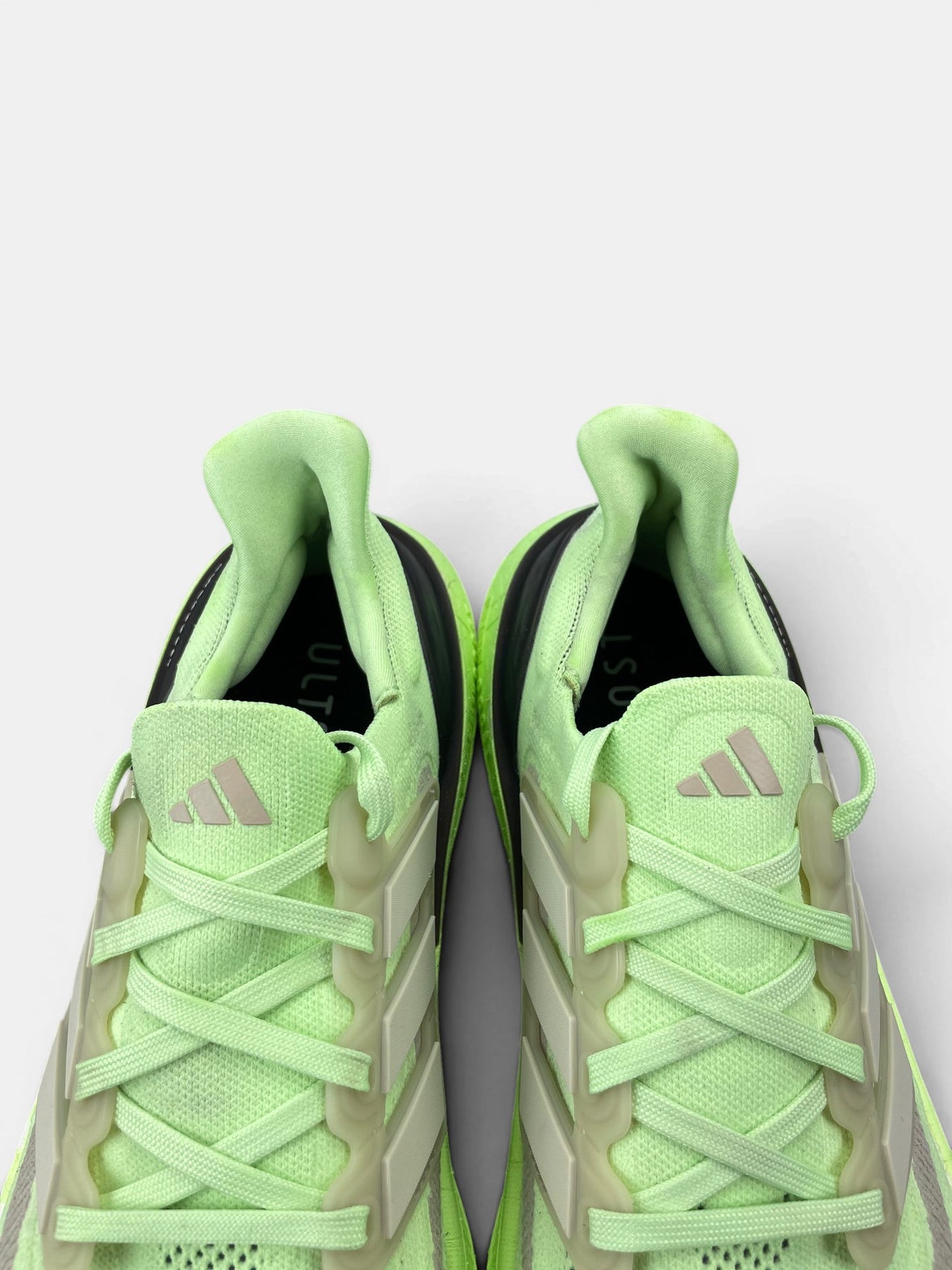 Adidas Ultraboost Light Low Green Spark — buty sportowe męskie w bardzo dobrym stanie rozmiar 43 1/3, zapiętki butów