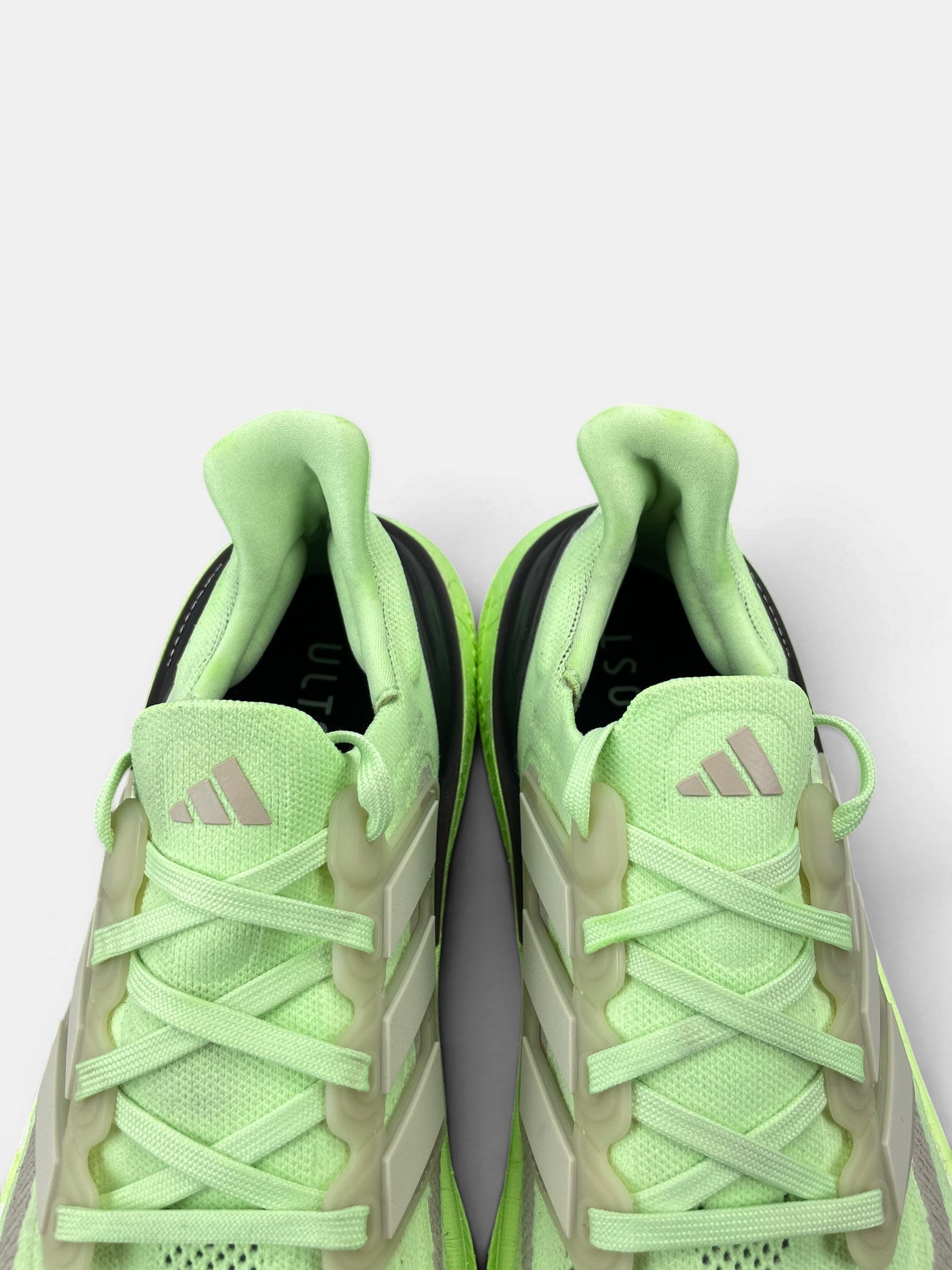 Adidas Ultraboost Light Low Green Spark — buty sportowe męskie w bardzo dobrym stanie rozmiar 43 1/3, zapiętki butów