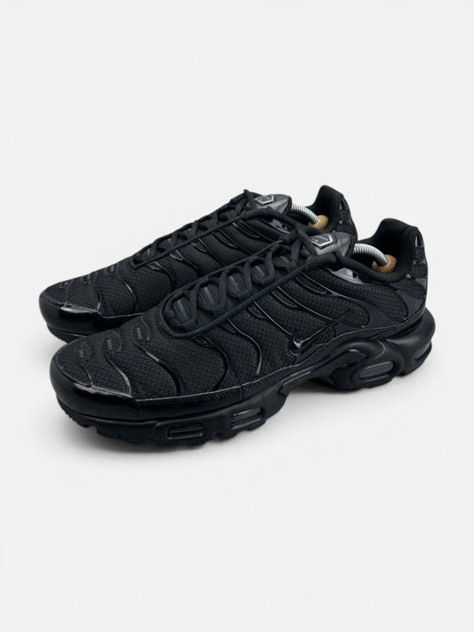 Nike Air Max Plus Triple Black - buty sportowe, widok z boku