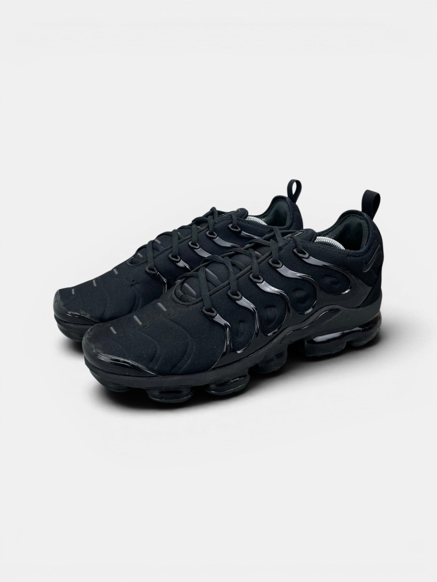 Nike Air VaporMax Plus Triple Black — buty sportowe męskie w bardzo dobrym stanie rozmiar 45.5, widok z boku