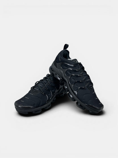 Nike Air VaporMax Plus Triple Black — buty sportowe męskie w bardzo dobrym stanie rozmiar 45.5, boczny profil
