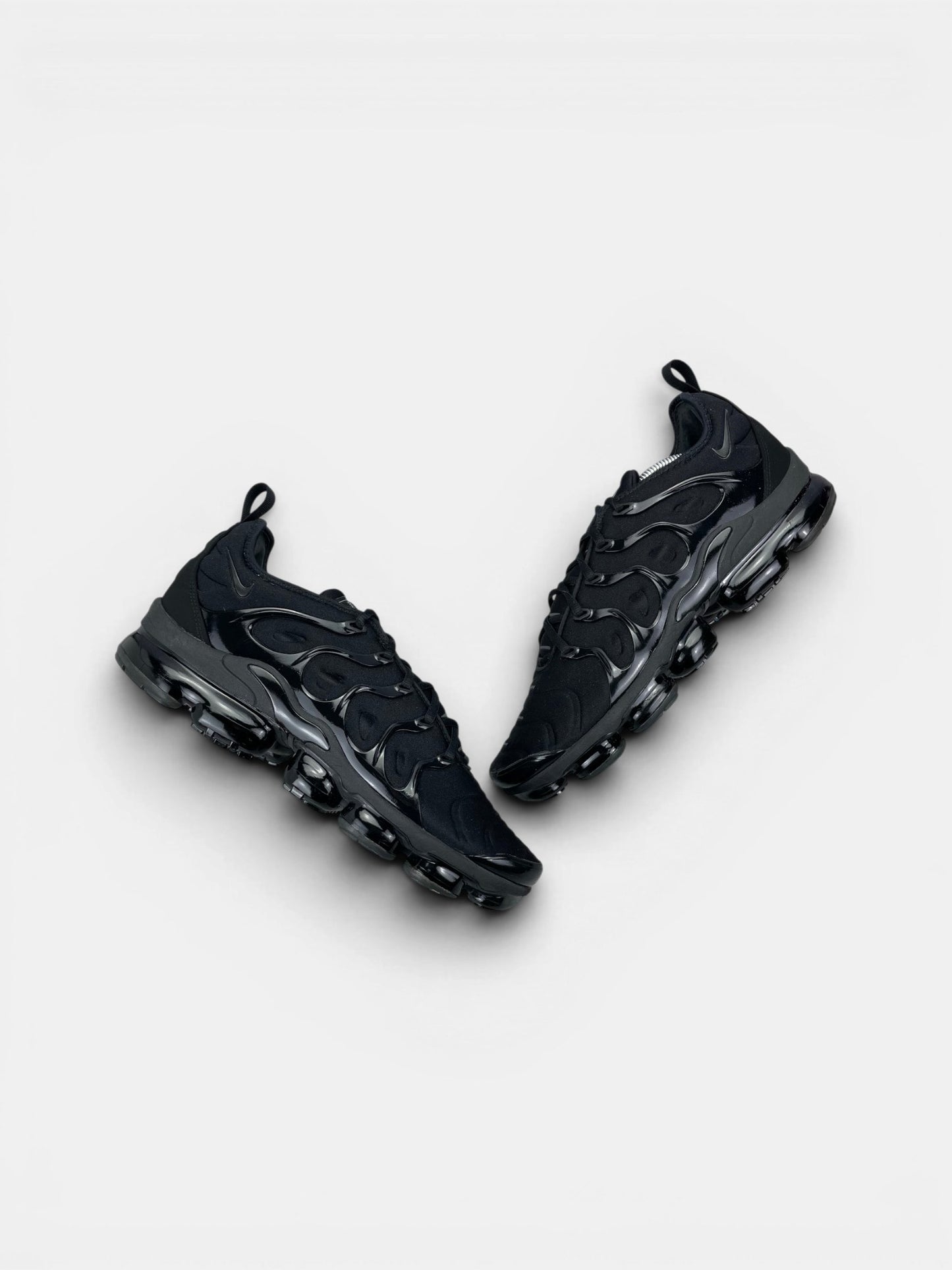 Nike Air VaporMax Plus Triple Black — buty sportowe męskie w bardzo dobrym stanie rozmiar 45.5, widok z góry na zewnętrzną stronę butów