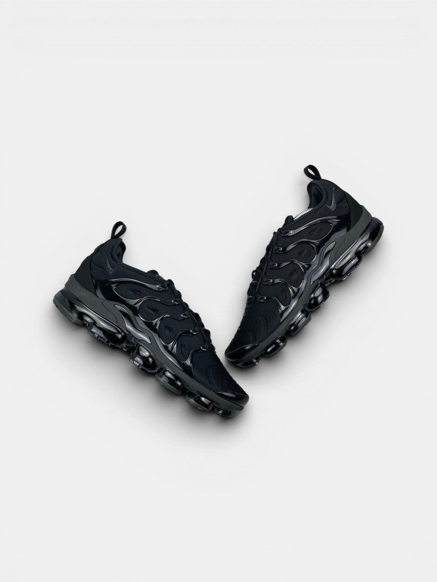 Nike Air VaporMax Plus Triple Black — buty sportowe męskie w bardzo dobrym stanie rozmiar 45.5, widok z góry na zewnętrzną stronę butów