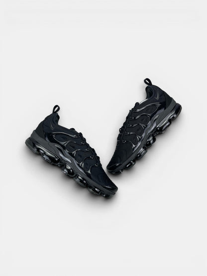 Nike Air VaporMax Plus Triple Black — buty sportowe męskie w bardzo dobrym stanie rozmiar 45.5, widok z góry na zewnętrzną stronę butów