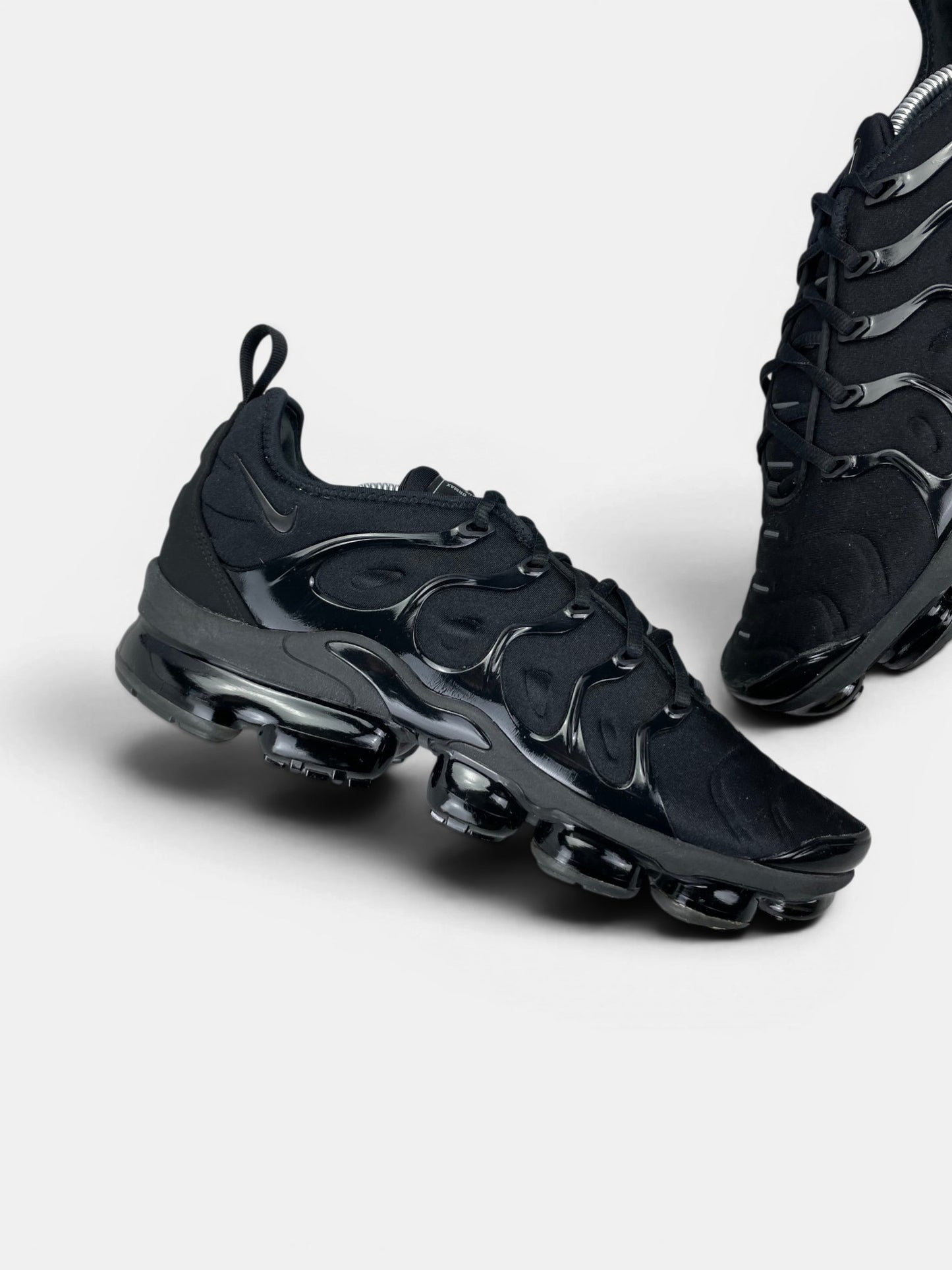 Nike Air VaporMax Plus Triple Black — buty sportowe męskie w bardzo dobrym stanie rozmiar 45.5, zewnętrzny panel prawego buta