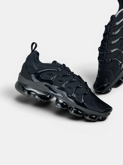Nike Air VaporMax Plus Triple Black — buty sportowe męskie w bardzo dobrym stanie rozmiar 45.5, zewnętrzny panel prawego buta