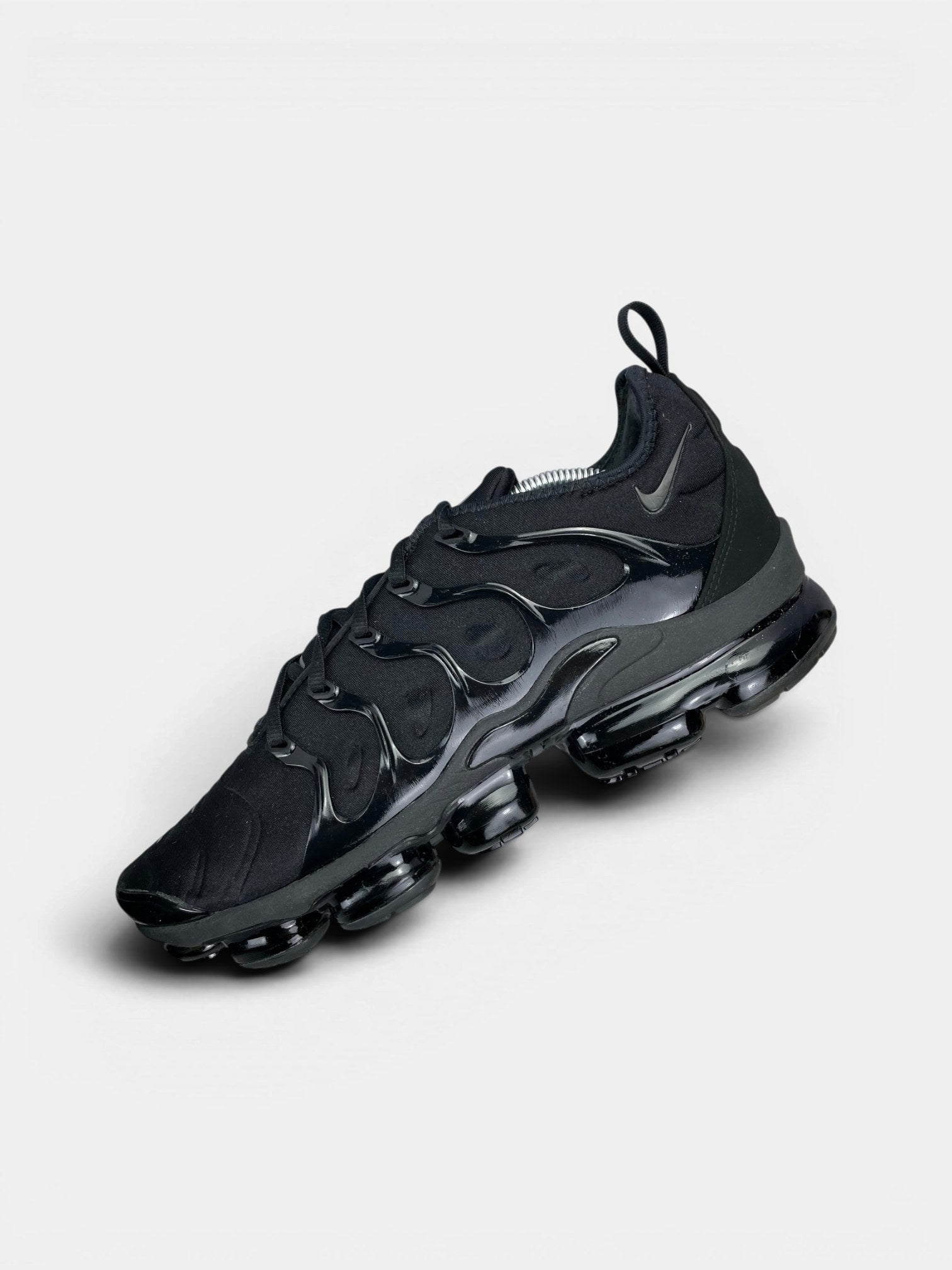 Nike Air VaporMax Plus Triple Black — buty sportowe męskie w bardzo dobrym stanie rozmiar 45.5, zewnętrzny panel lewego buta