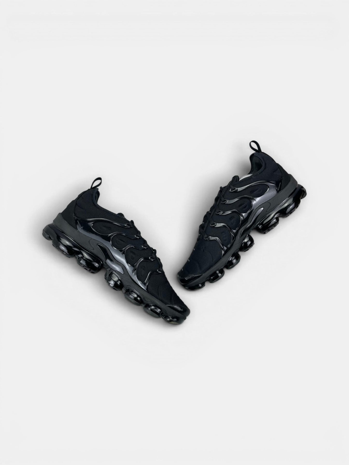 Nike Air VaporMax Plus Triple Black — buty sportowe męskie w bardzo dobrym stanie rozmiar 45.5, widok z góry na wewnętrzną stronę butów