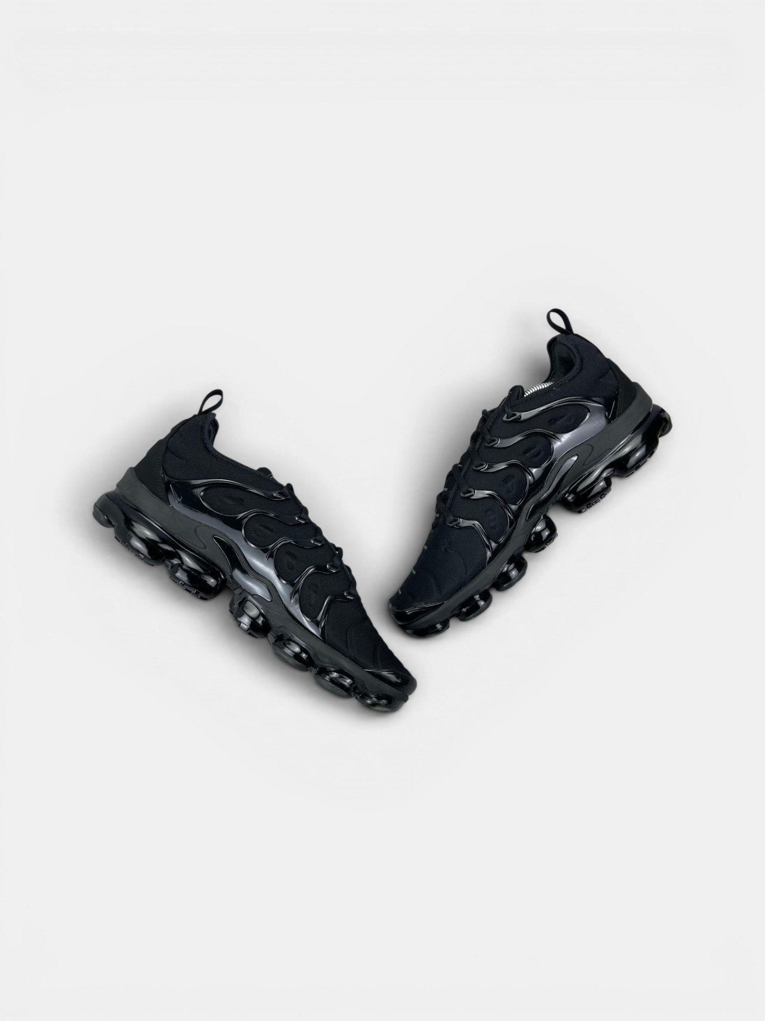 Nike Air VaporMax Plus Triple Black — buty sportowe męskie w bardzo dobrym stanie rozmiar 45.5, widok z góry na wewnętrzną stronę butów