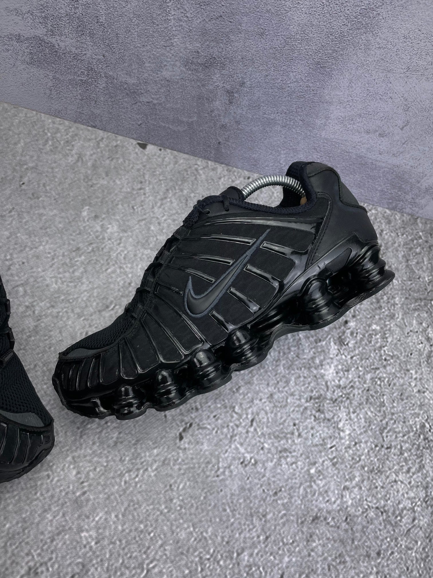 Nike Shox TL Black - buty sportowe, widok z góry na wewnętrzną stronę butów