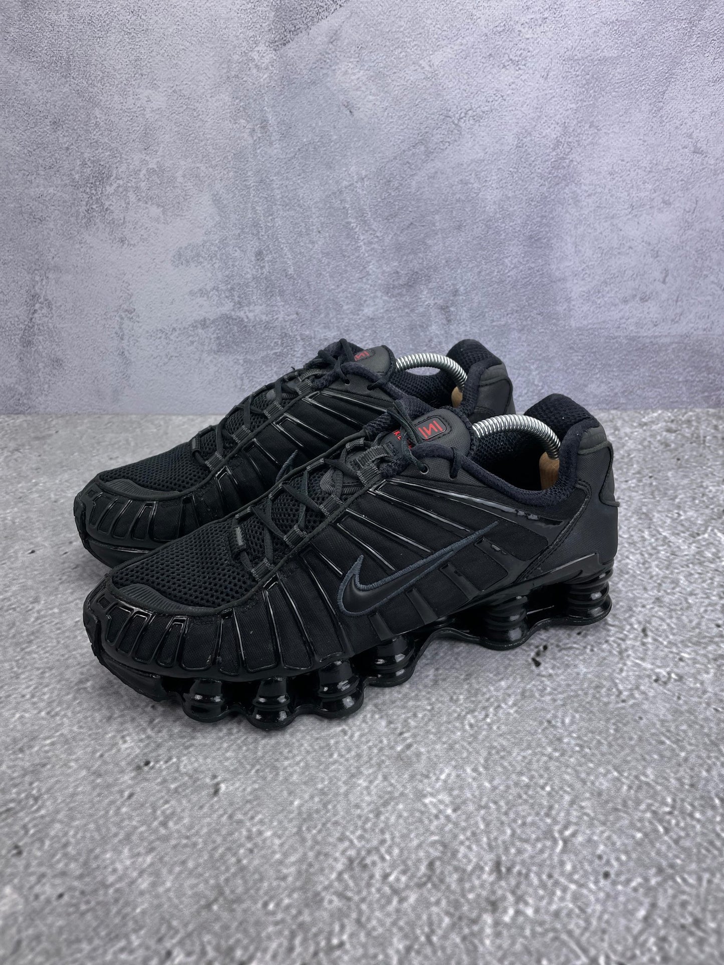Nike Shox TL Black - buty sportowe, widok z boku na tle studyjnym