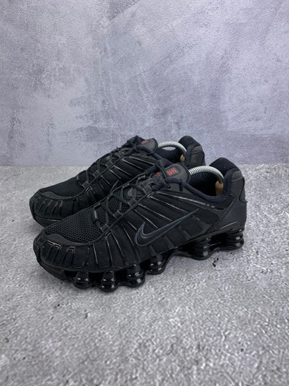 Nike Shox TL Black - buty sportowe, widok z boku na tle studyjnym