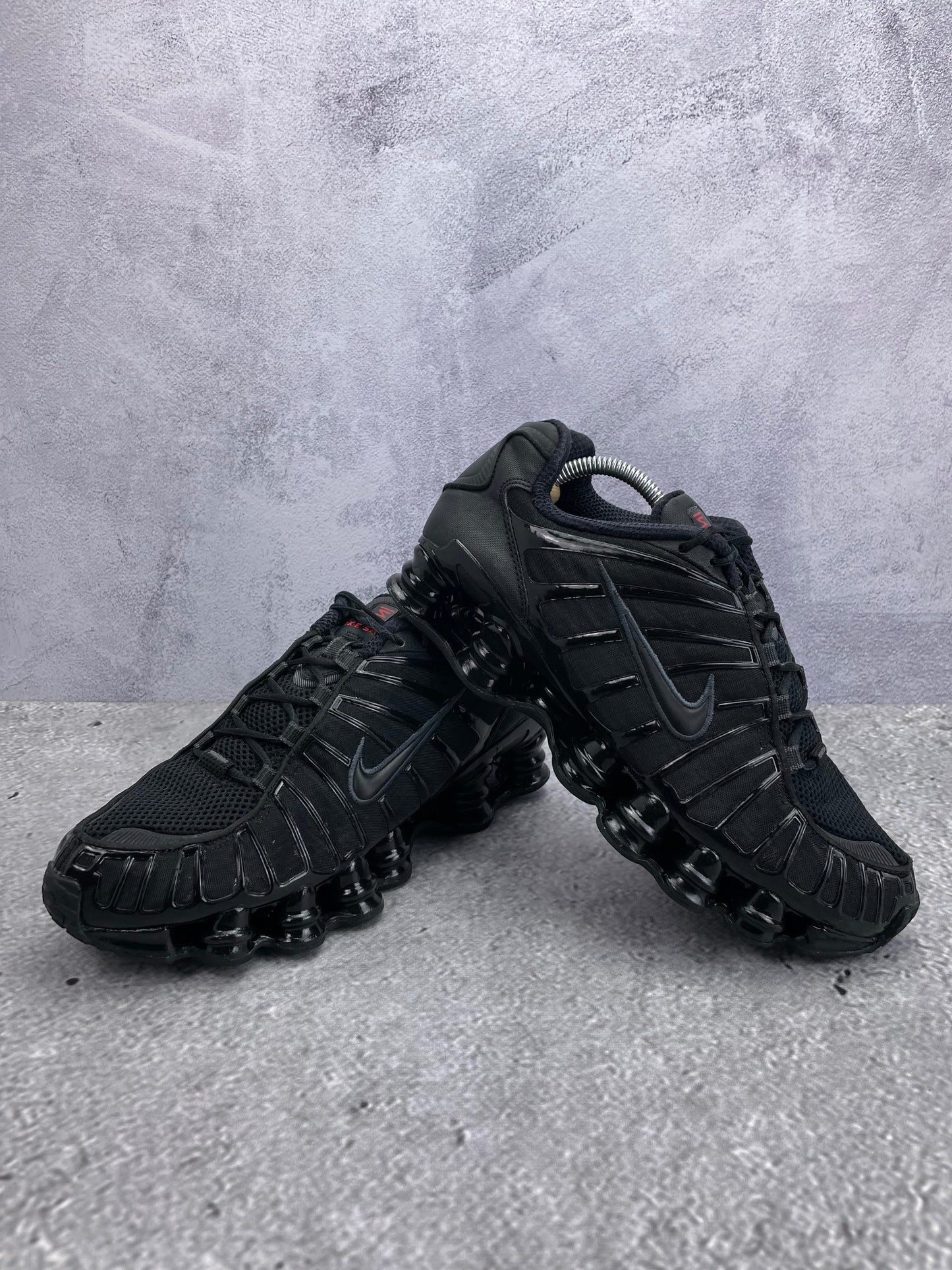 Nike Shox TL Black - buty sportowe, para butów, widok z boku na tle studyjnym