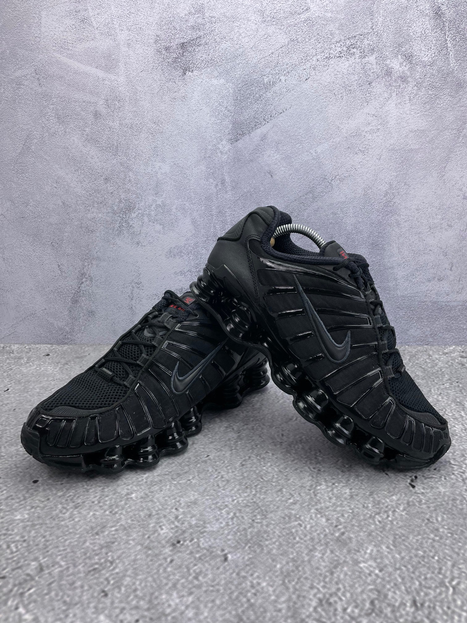 Nike Shox TL Black - buty sportowe, para butów, widok z boku na tle studyjnym