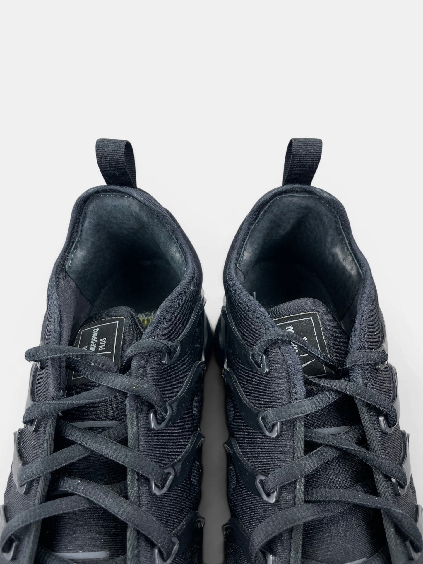 Nike Air VaporMax Plus Triple Black — buty sportowe męskie w bardzo dobrym stanie rozmiar 45.5, zapiętki butów