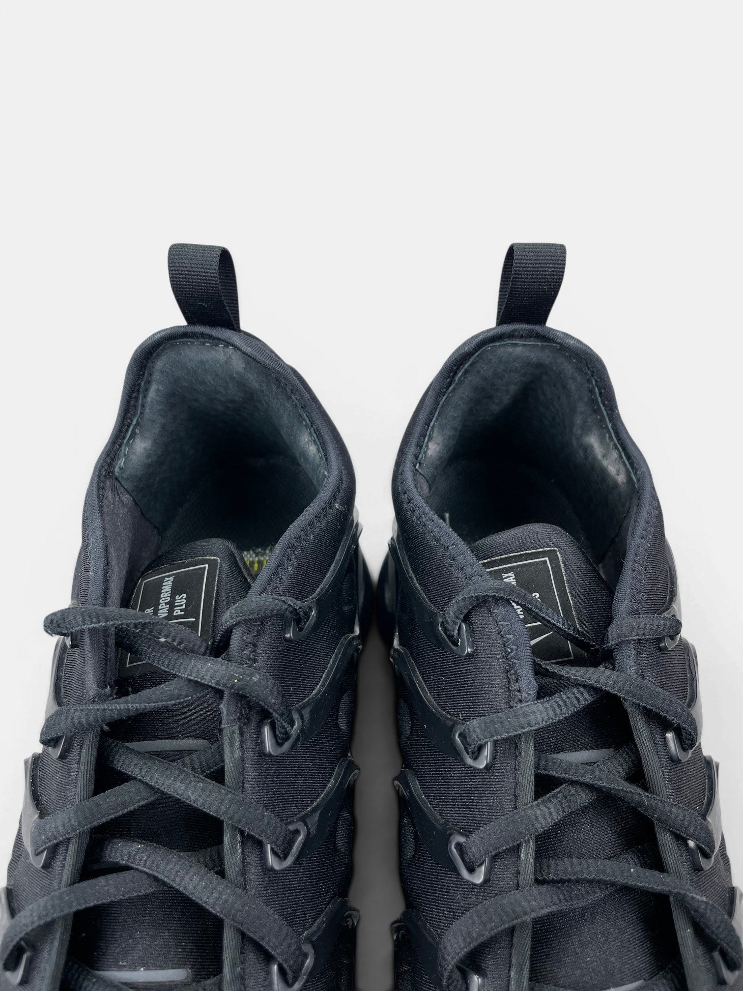 Nike Air VaporMax Plus Triple Black — buty sportowe męskie w bardzo dobrym stanie rozmiar 45.5, zapiętki butów