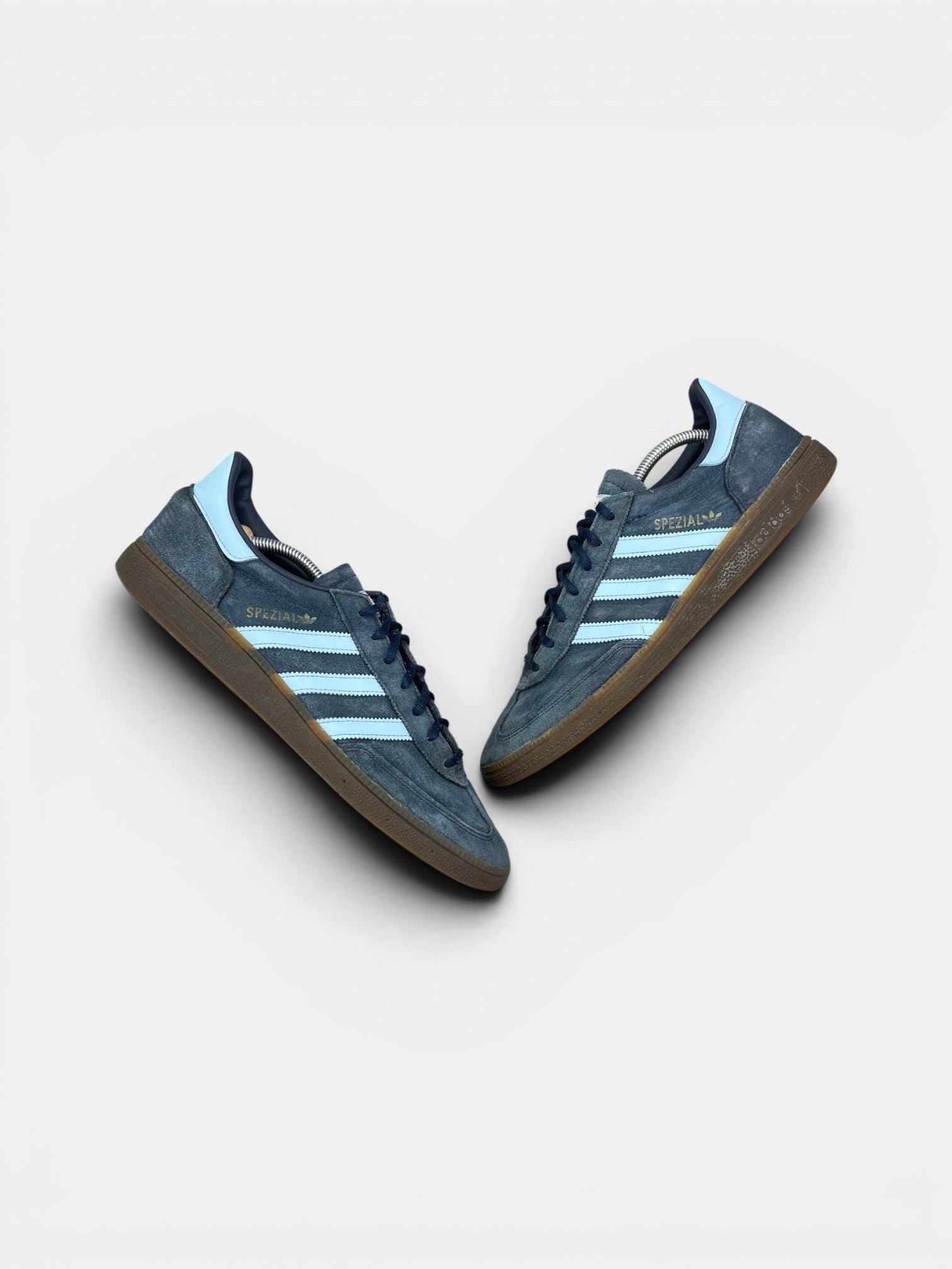 Adidas Spezial Collegiate Navy — buty sportowe męskie w bardzo dobrym stanie rozmiar 46 2/3, widok z góry na zewnętrzną stronę butów
