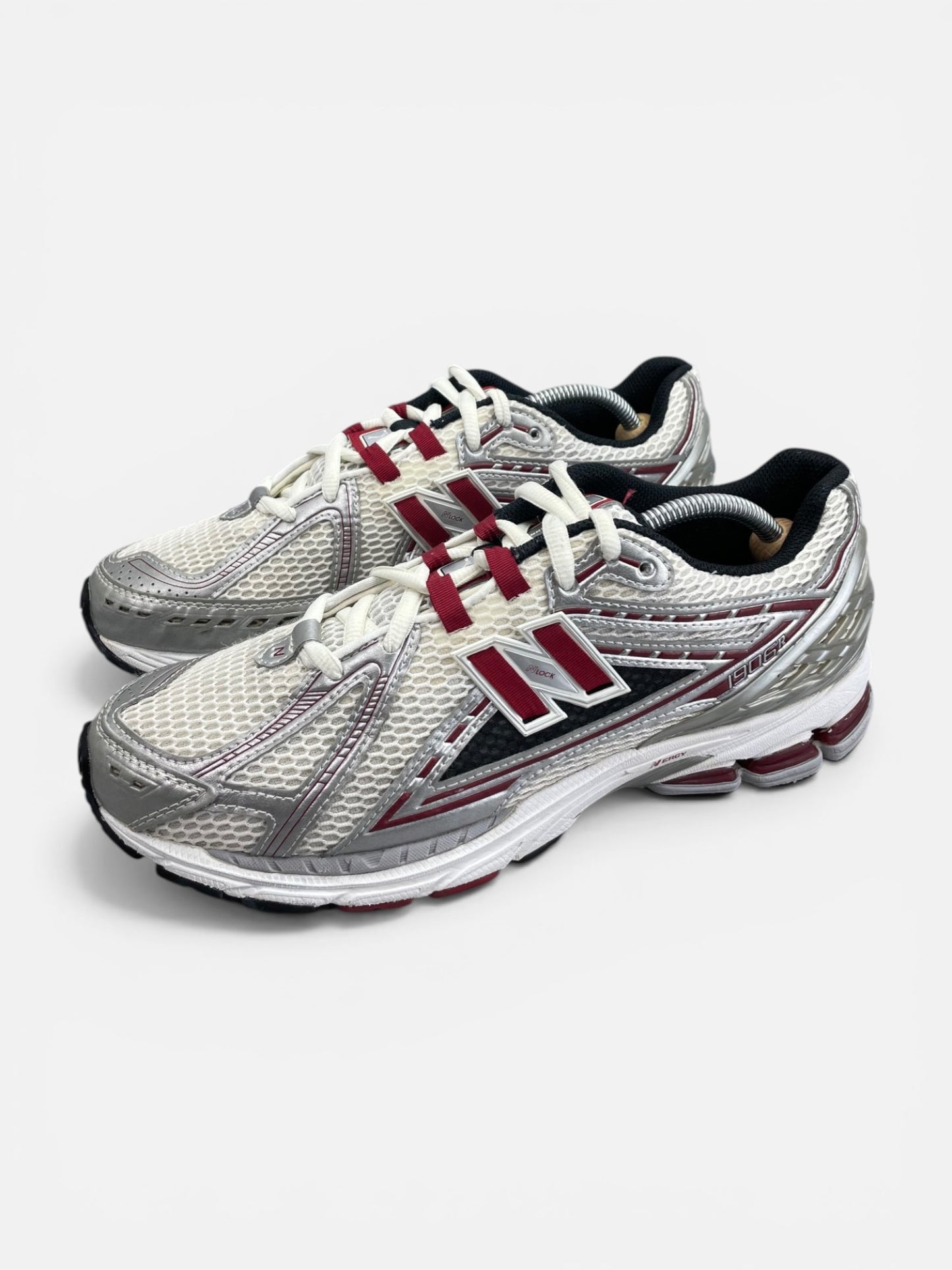 New Balance 1906R Silver Classic Crimson - buty sportowe, widok z boku