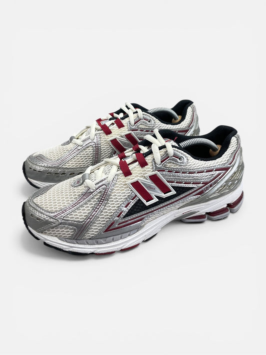 New Balance 1906R Silver Classic Crimson - buty sportowe, widok z boku