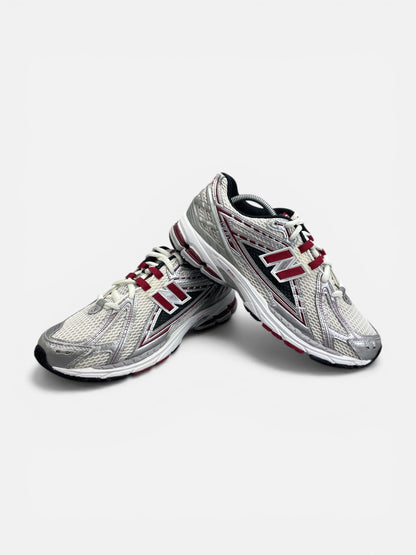 New Balance 1906R Silver Classic Crimson - buty sportowe, boczny profil