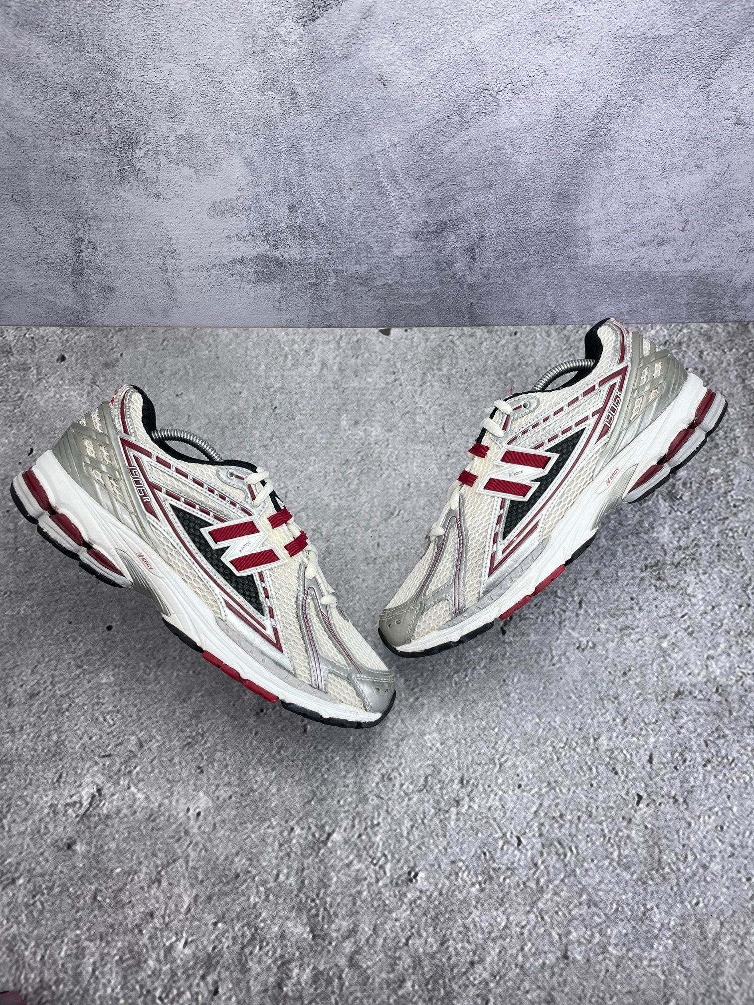 New Balance 1906R Silver Classic Crimson - buty sportowe, widok z góry na zewnętrzną stronę butów