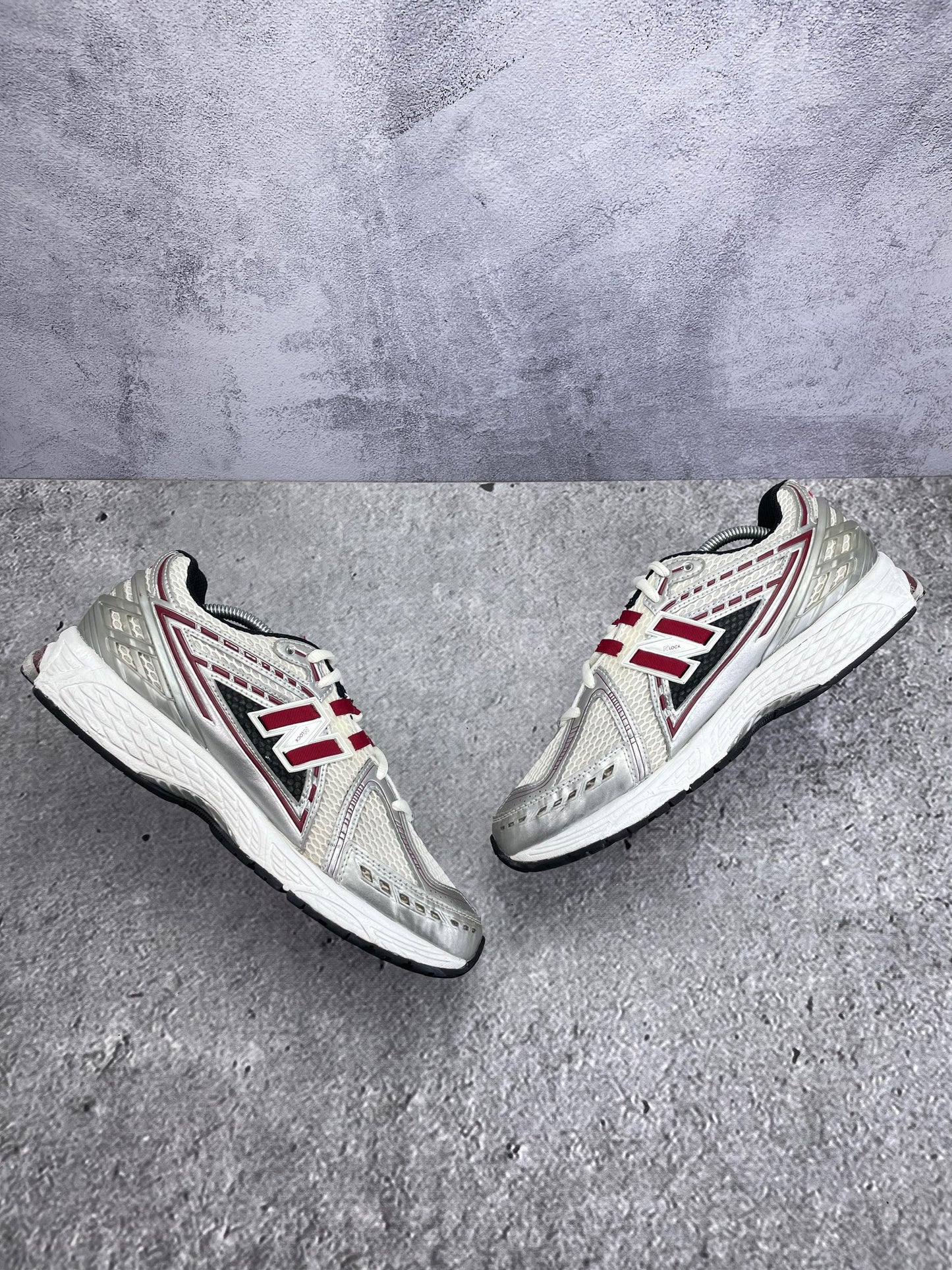 New Balance 1906R Silver Classic Crimson - buty sportowe, zewnętrzny panel prawego buta