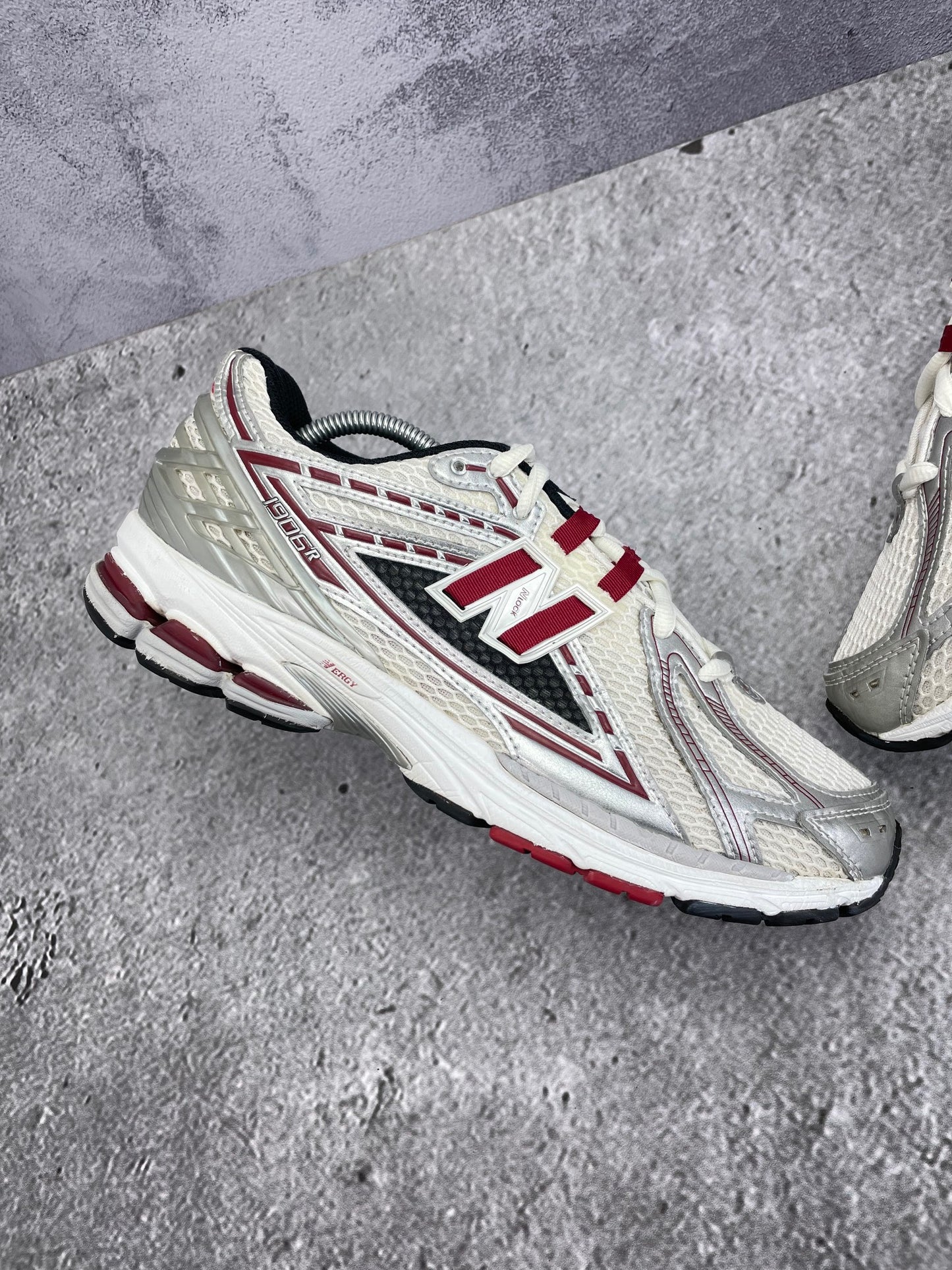 New Balance 1906R Silver Classic Crimson - buty sportowe, zewnętrzny panel lewego buta