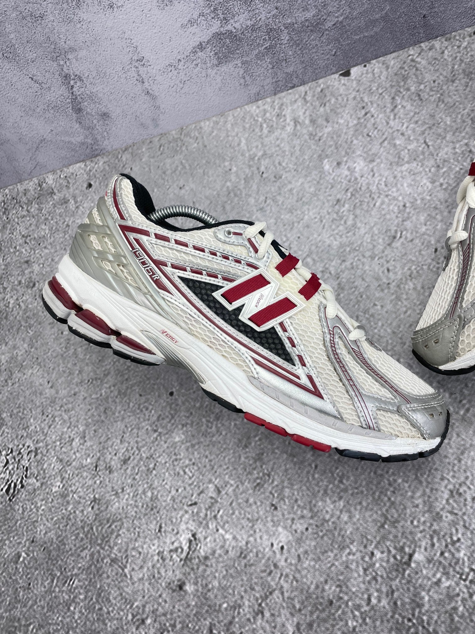 New Balance 1906R Silver Classic Crimson - buty sportowe, zewnętrzny panel lewego buta