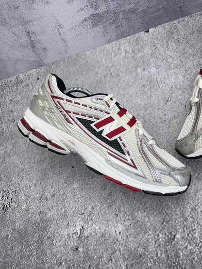 New Balance 1906R Silver Classic Crimson - buty sportowe, zewnętrzny panel lewego buta