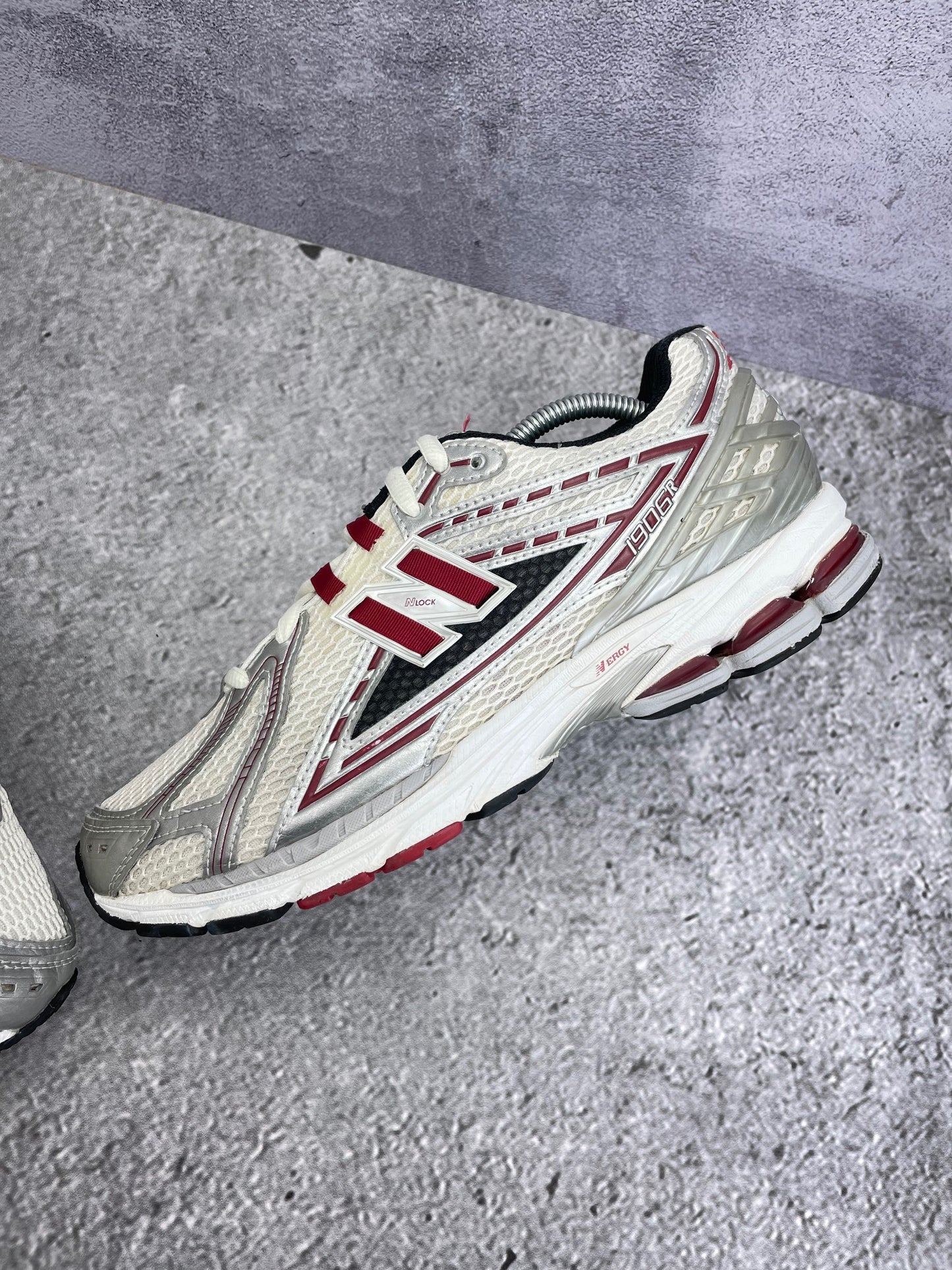 New Balance 1906R Silver Classic Crimson - buty sportowe, widok z góry na wewnętrzną stronę butów
