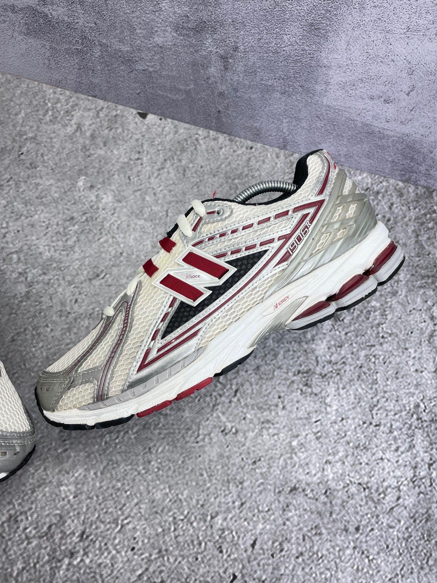 New Balance 1906R Silver Classic Crimson - buty sportowe, widok z góry na wewnętrzną stronę butów
