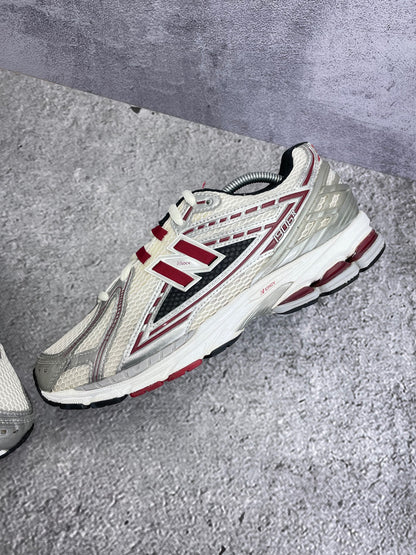 New Balance 1906R Silver Classic Crimson - buty sportowe, widok z góry na wewnętrzną stronę butów