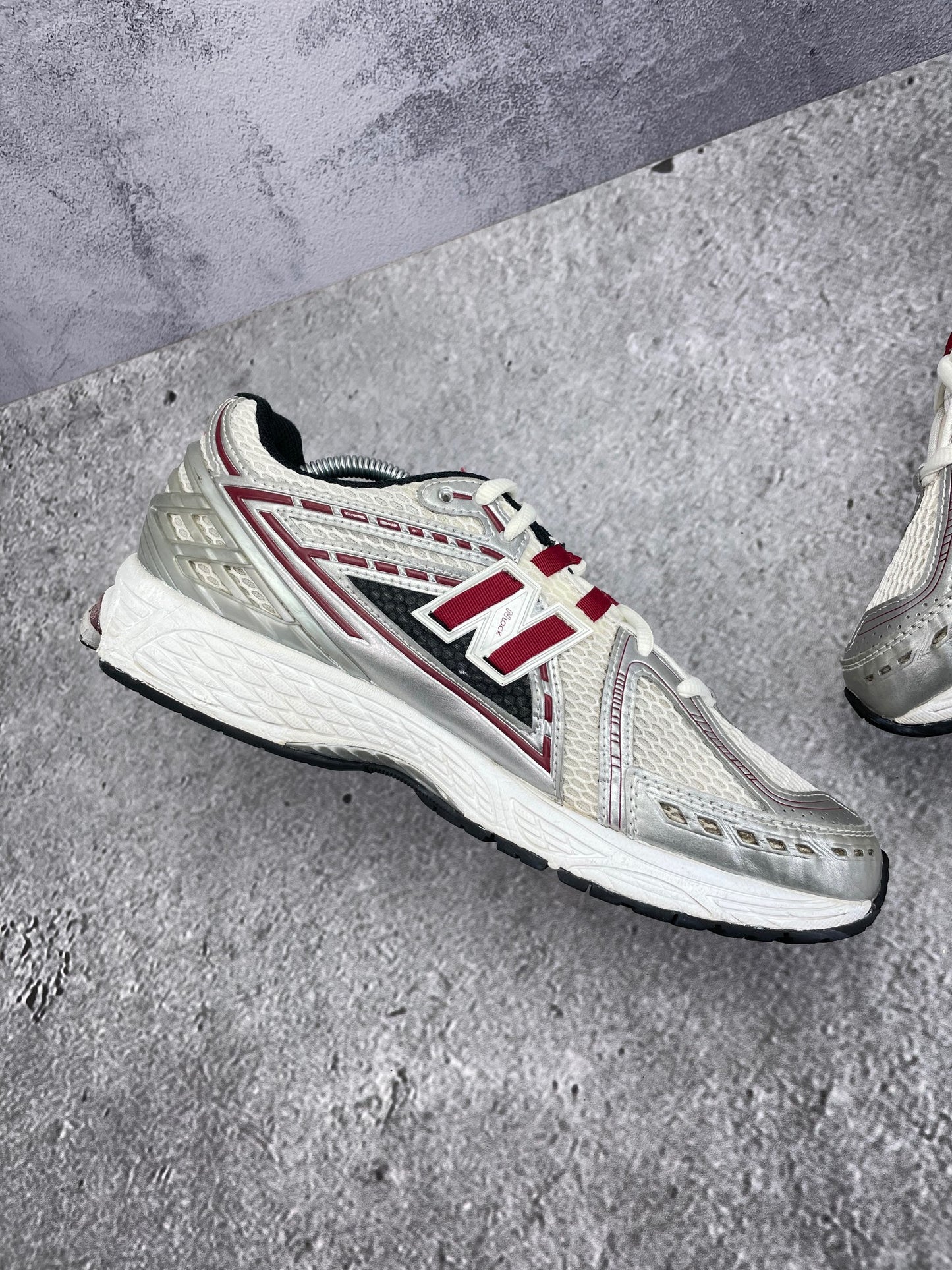 New Balance 1906R Silver Classic Crimson - buty sportowe, wewnętrzny panel lewego buta
