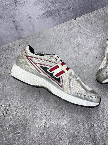 New Balance 1906R Silver Classic Crimson - buty sportowe, wewnętrzny panel lewego buta