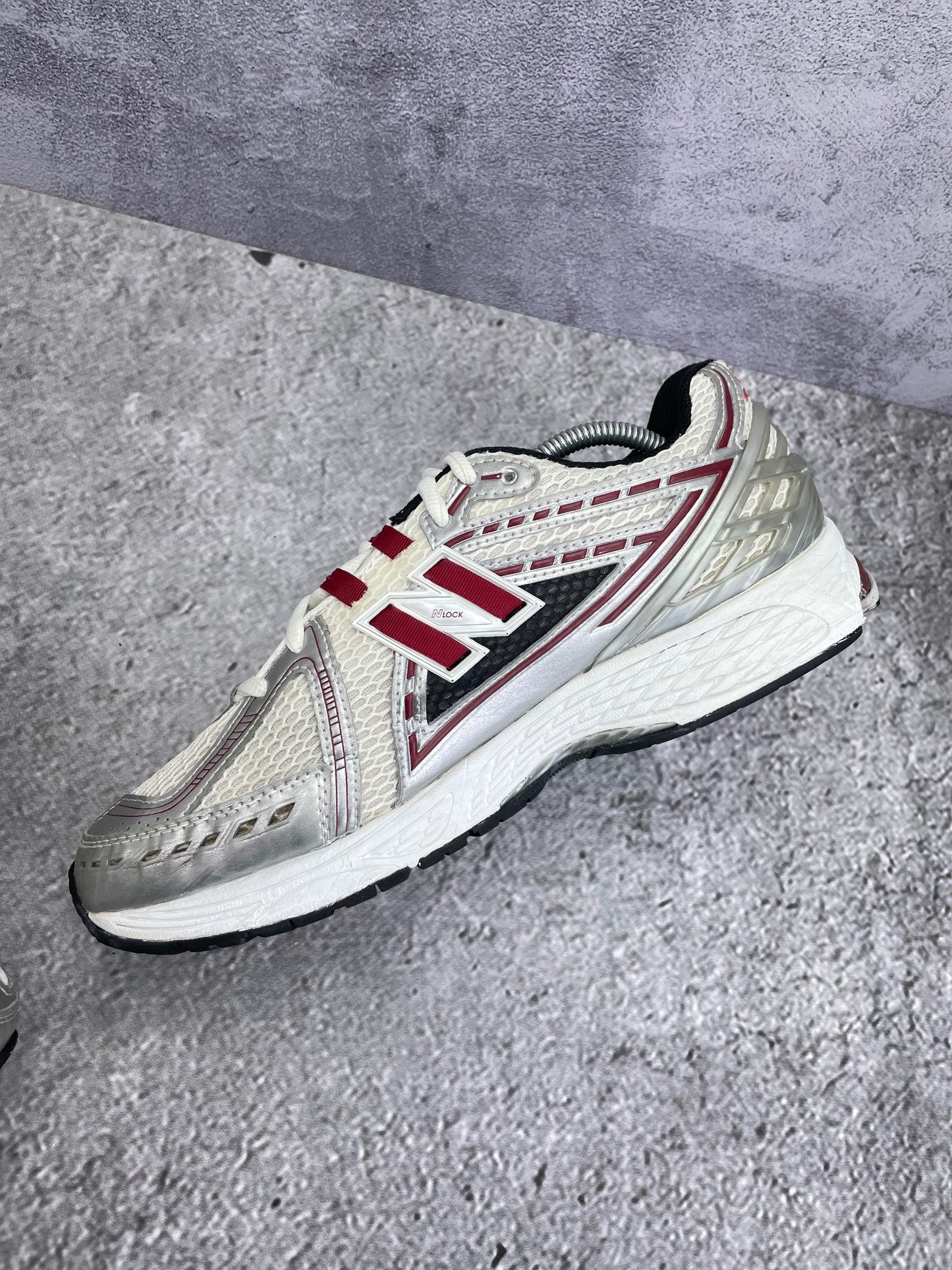 New Balance 1906R Silver Classic Crimson - buty sportowe, wewnętrzny panel prawego buta