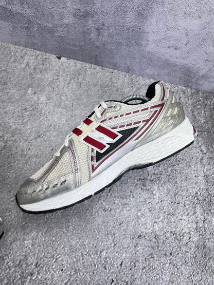 New Balance 1906R Silver Classic Crimson - buty sportowe, wewnętrzny panel prawego buta