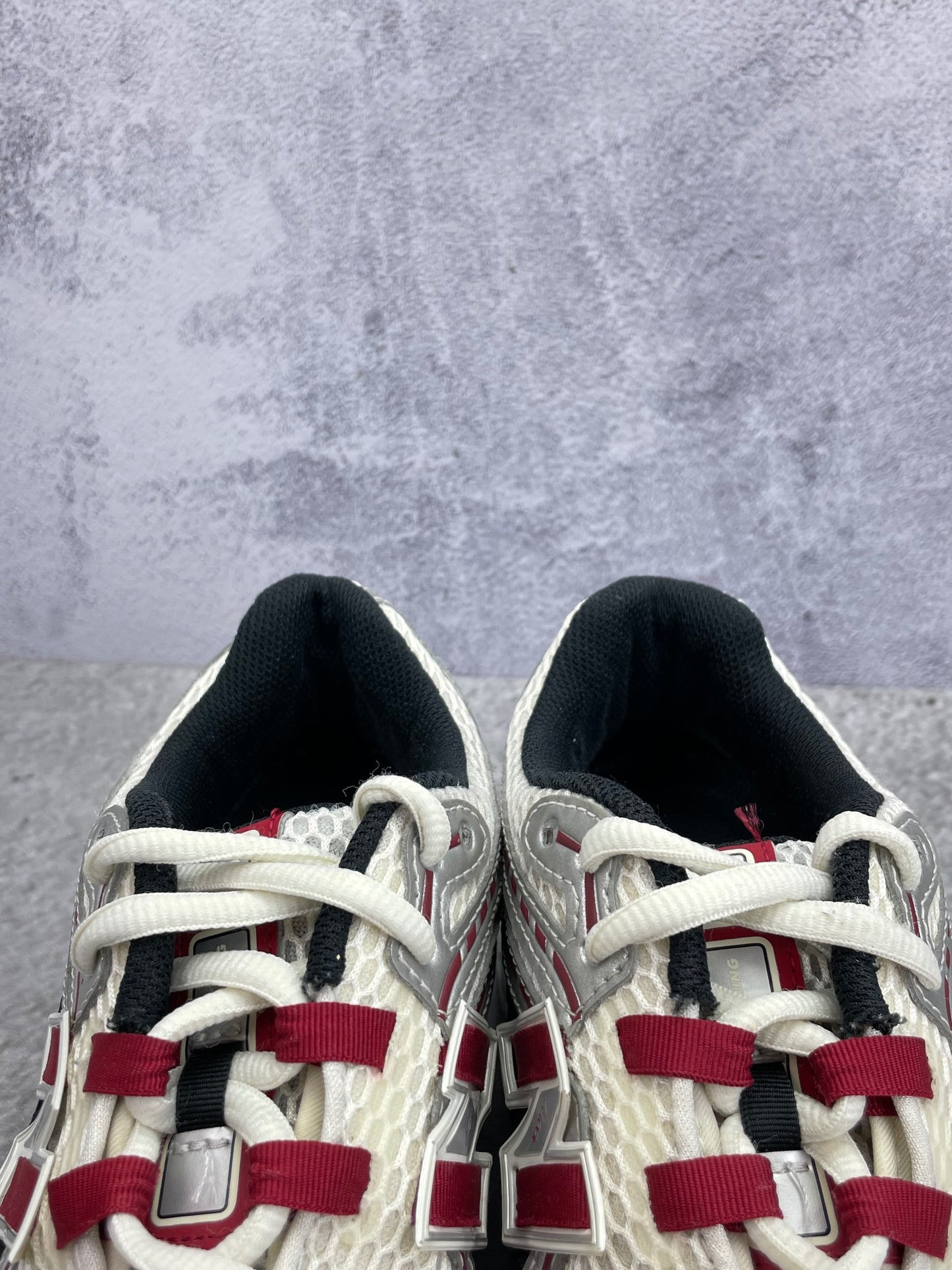New Balance 1906R Silver Classic Crimson - buty sportowe, zapiętki butów