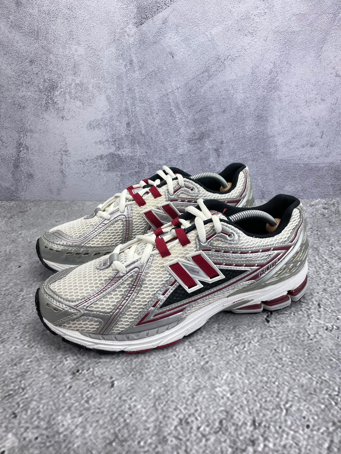 New Balance 1906R Silver Classic Crimson - buty sportowe, widok z boku na tle studyjnym