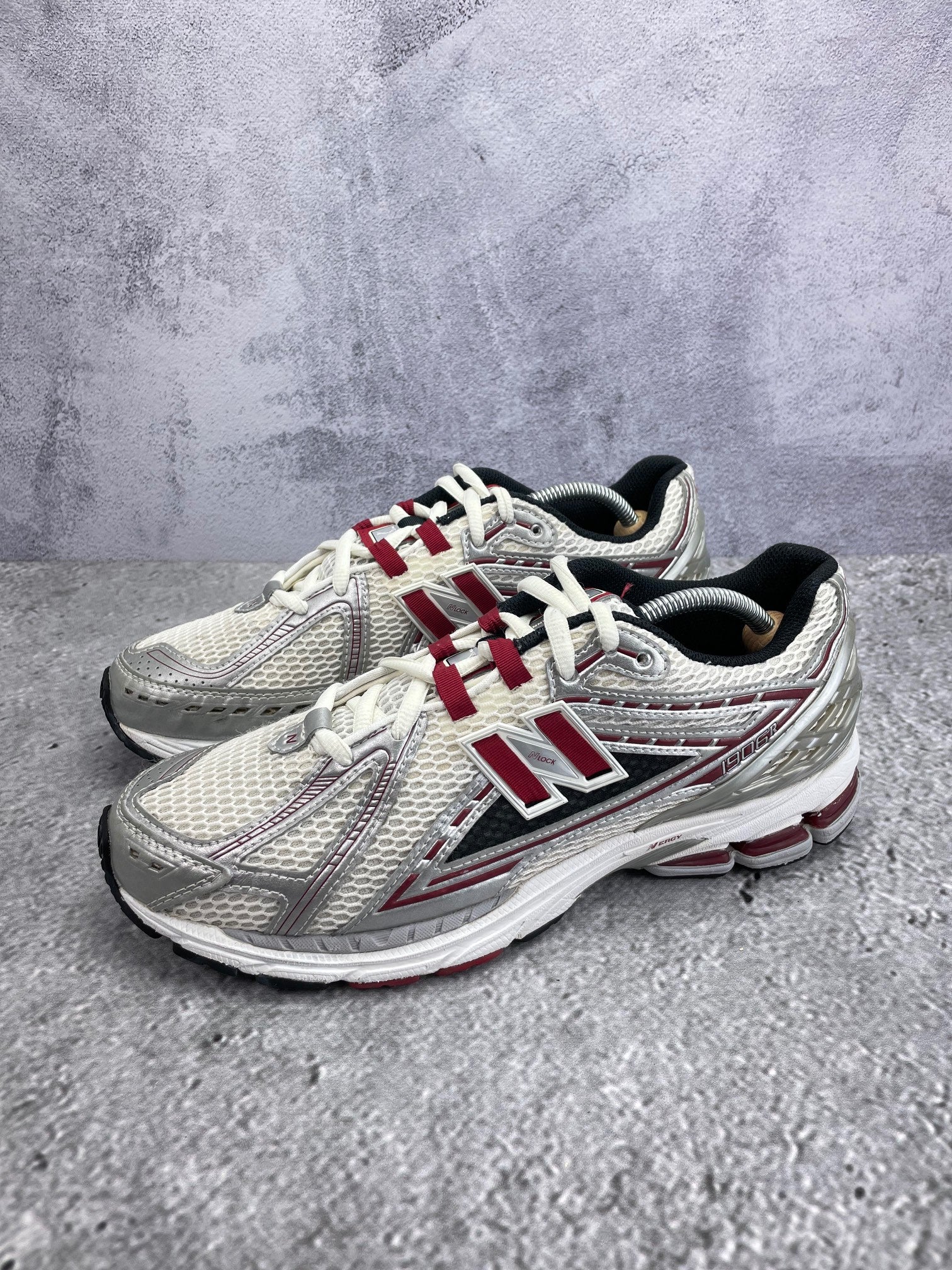 New Balance 1906R Silver Classic Crimson - buty sportowe, widok z boku na tle studyjnym