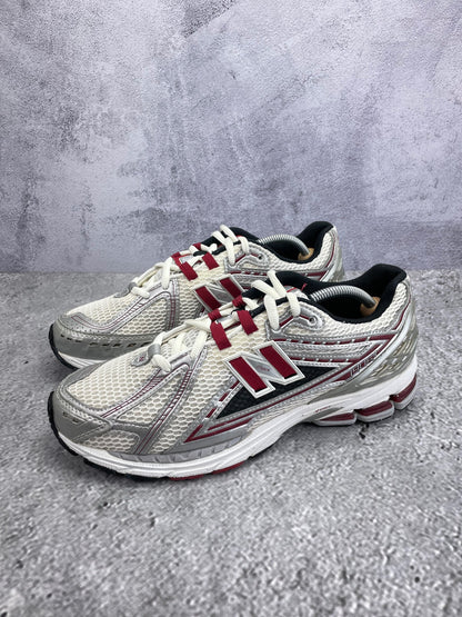 New Balance 1906R Silver Classic Crimson - buty sportowe, widok z boku na tle studyjnym