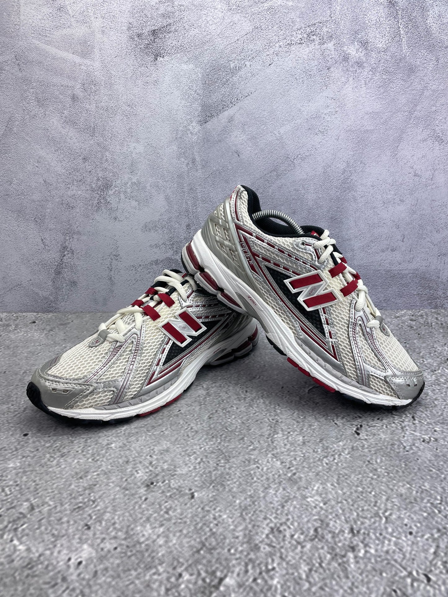 New Balance 1906R Silver Classic Crimson - buty sportowe, para butów, widok z boku na tle studyjnym