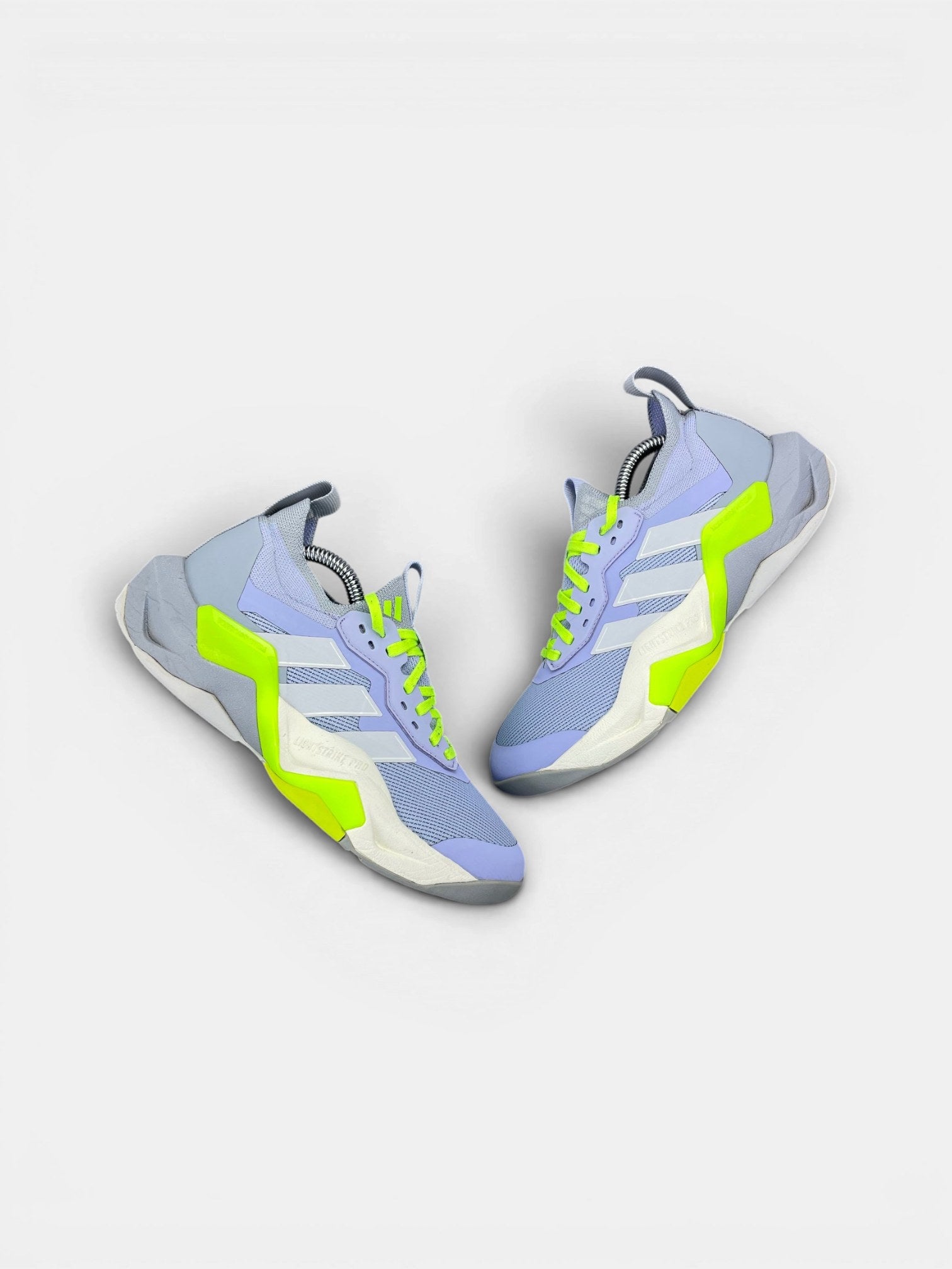 Adidas Rapidmove ADV 2 — buty sportowe damskie w bardzo dobrym stanie rozmiar 38, widok z góry na zewnętrzną stronę butów