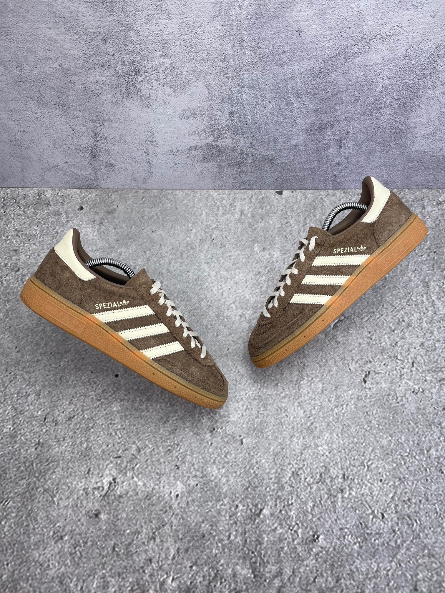 adidas Handball Spezial Earth Strata - buty sportowe, widok z góry na zewnętrzną stronę butów