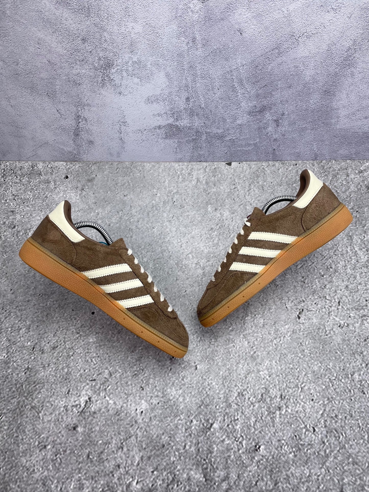 adidas Handball Spezial Earth Strata - buty sportowe, zewnętrzny panel prawego buta