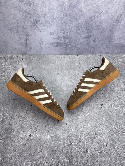 adidas Handball Spezial Earth Strata - buty sportowe, zewnętrzny panel prawego buta