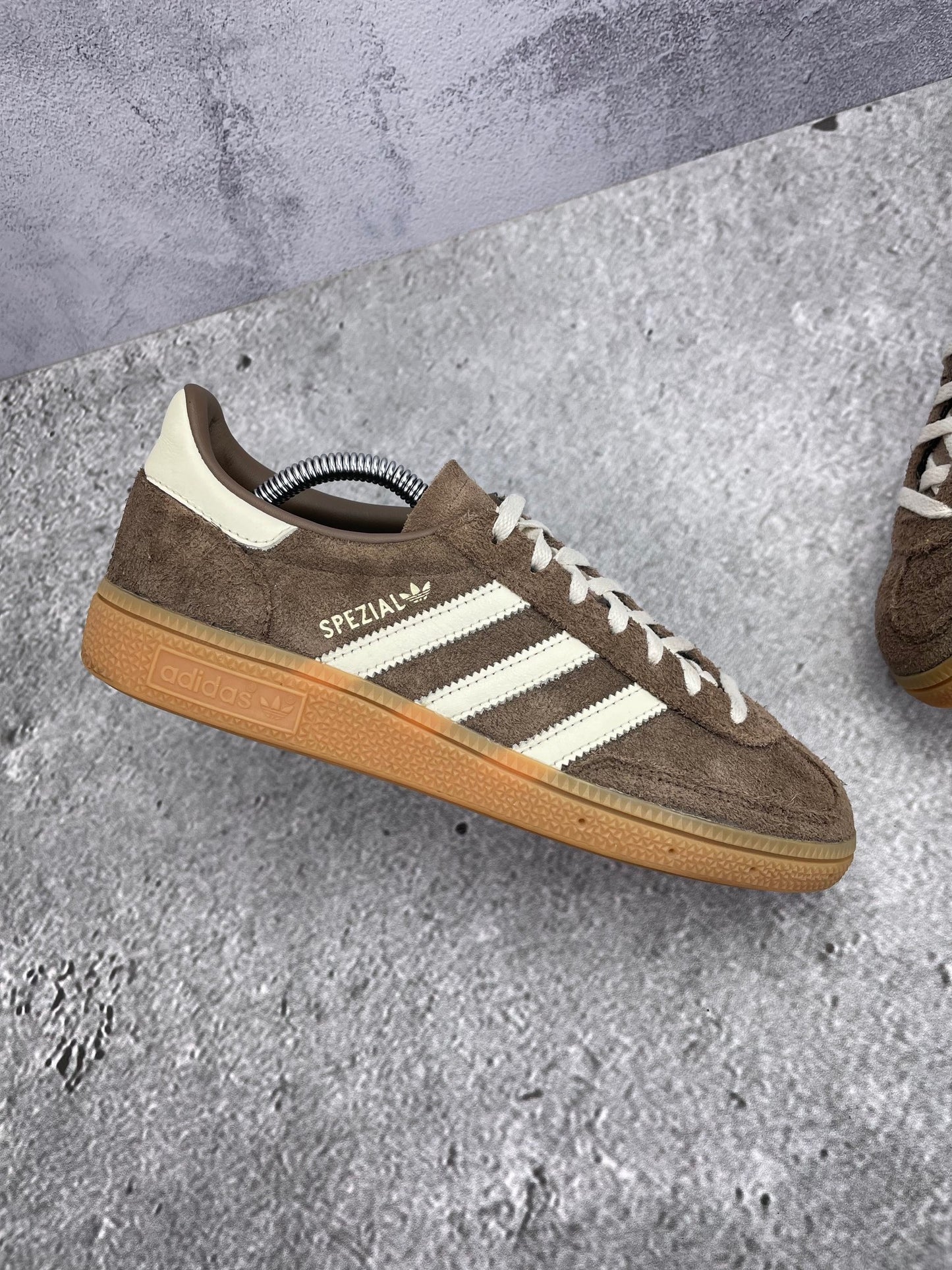 adidas Handball Spezial Earth Strata - buty sportowe, zewnętrzny panel lewego buta