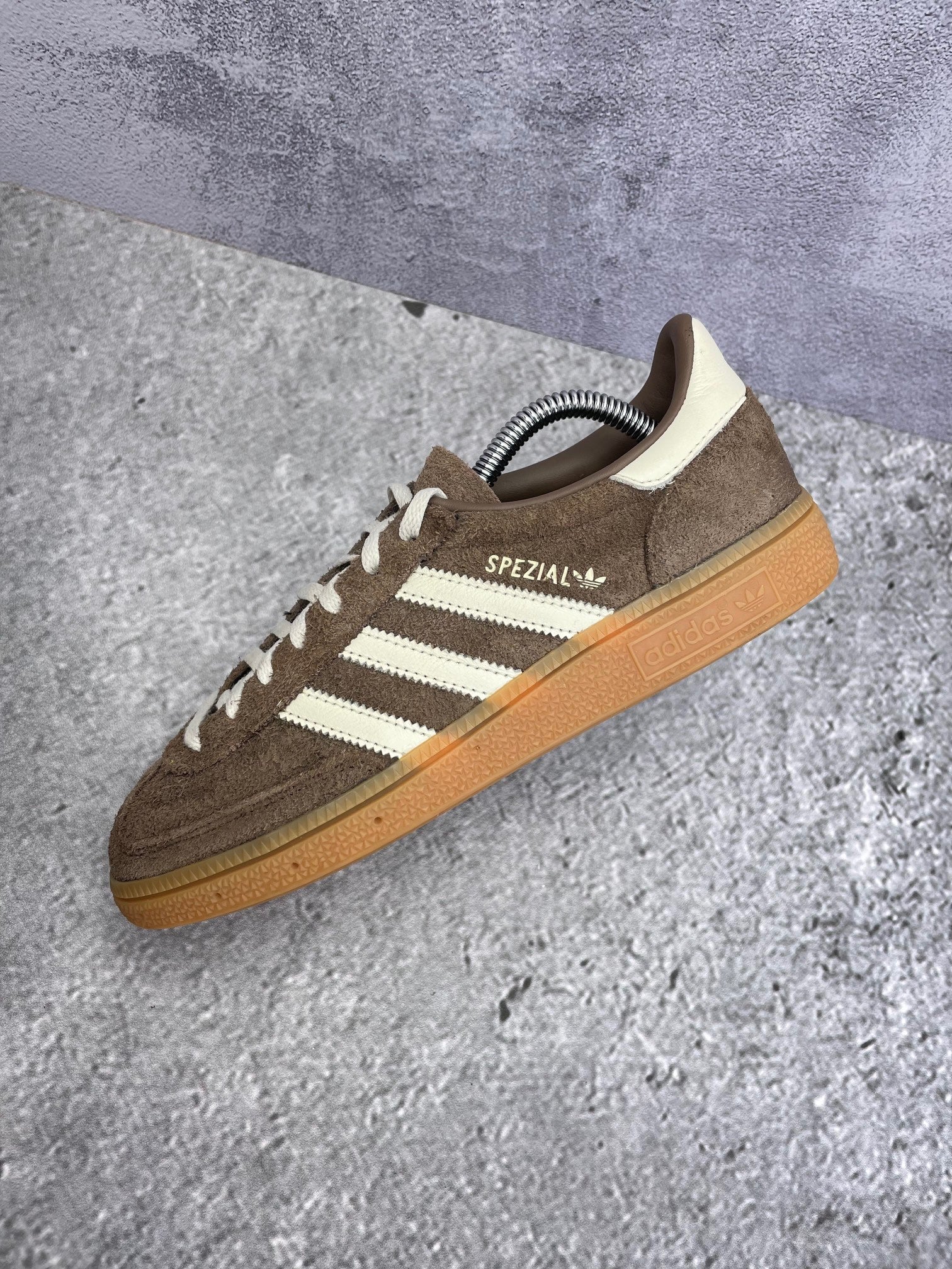 adidas Handball Spezial Earth Strata - buty sportowe, widok z góry na wewnętrzną stronę butów