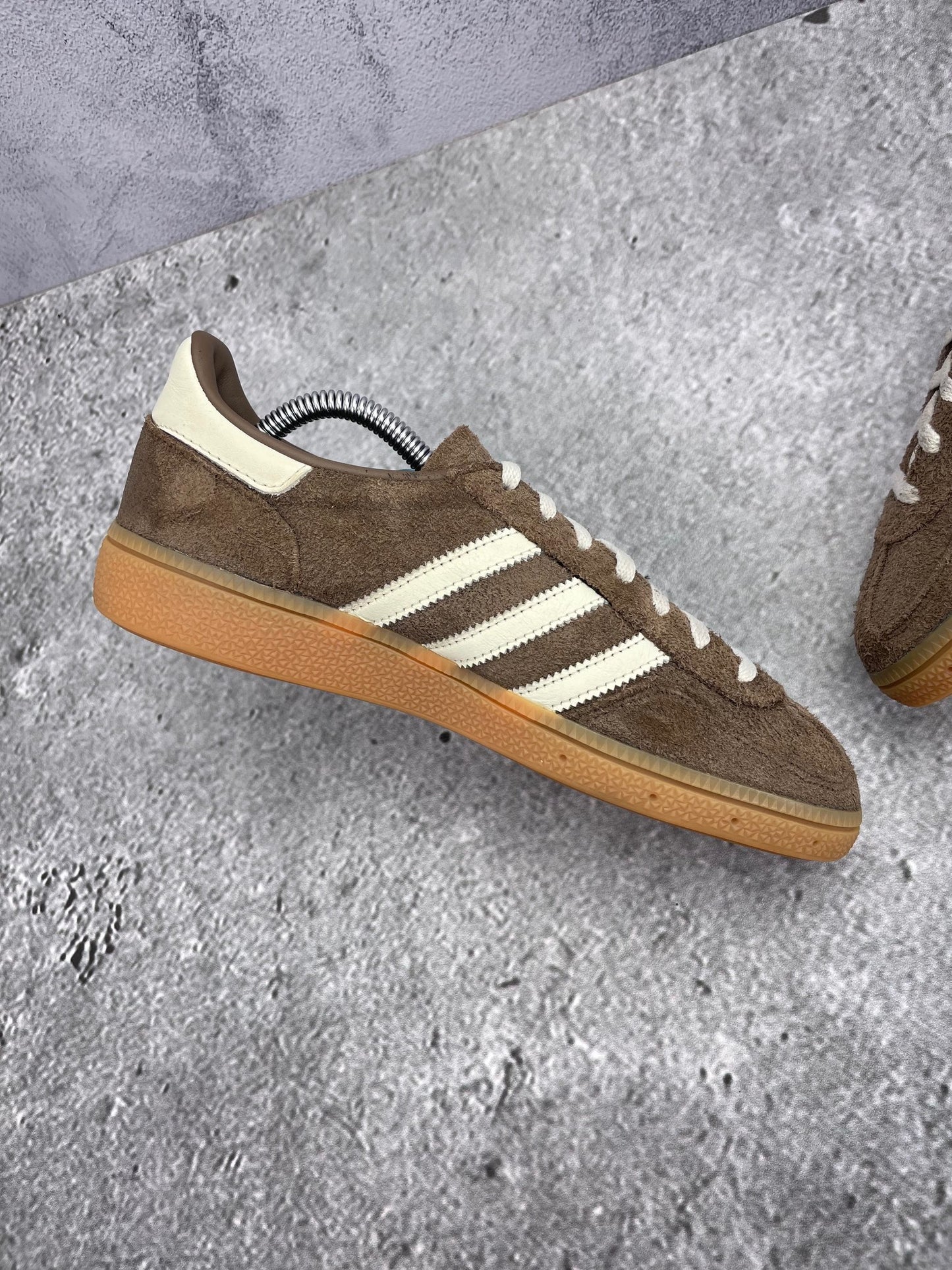 adidas Handball Spezial Earth Strata - buty sportowe, wewnętrzny panel lewego buta