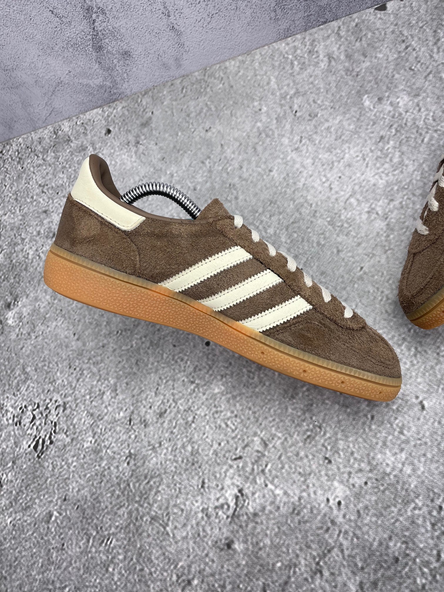 adidas Handball Spezial Earth Strata - buty sportowe, wewnętrzny panel lewego buta